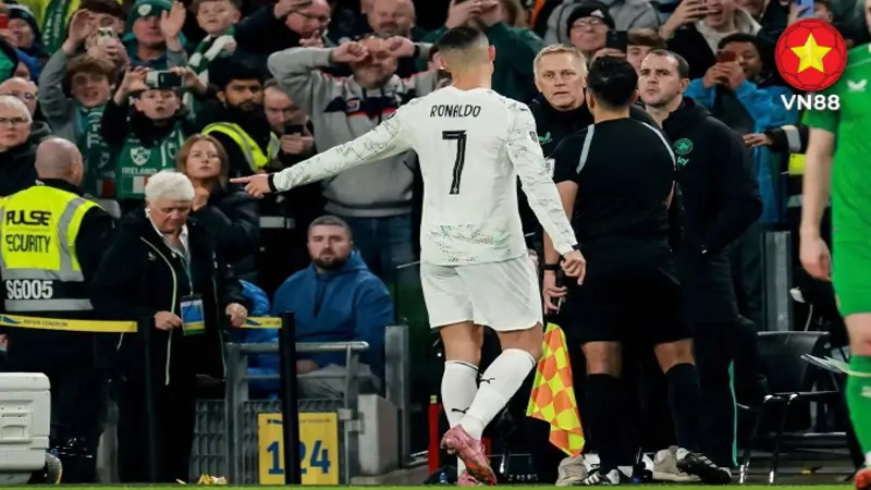 Ronaldo rời sân sau khi nhận thẻ đỏ trong trận Bồ Đào Nha thua Ireland