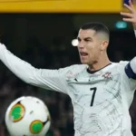 Ronaldo thi triển võ thuật nhận thẻ đỏ ở Aviva