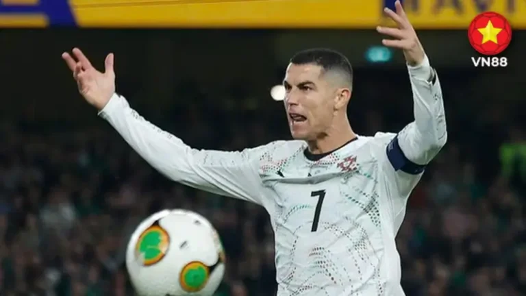 Ronaldo thi triển võ thuật nhận thẻ đỏ ở Aviva