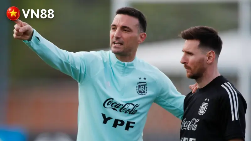 Khoảnh khắc Messi và HLV Scaloni thảo luận chiến thuật trên sân tập