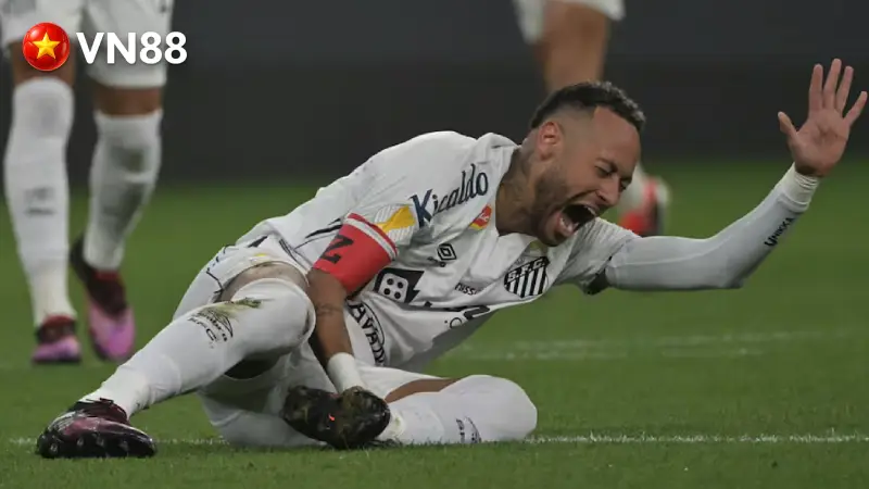 Neymar gặp vấn đề ở bắp chân trong trận Santos thua Coritiba 0-3 tại giải VĐQG Brazil hôm 17/5