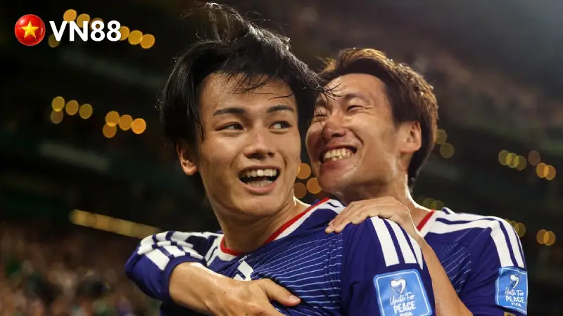 Ayase Ueda và Daichi Kamada ăn mừng bàn thắng tại World Cup 2026 trước Tunisia