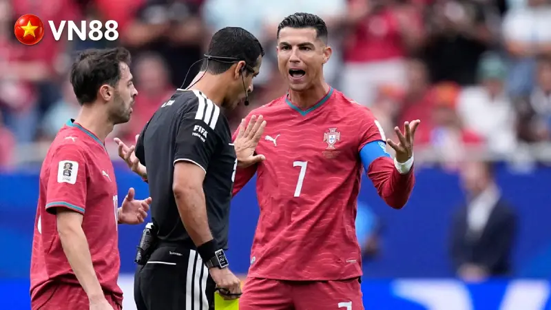 Ronaldo Sừng Sộ Với Trọng Tài Sau Thẻ Vàng Của Silva