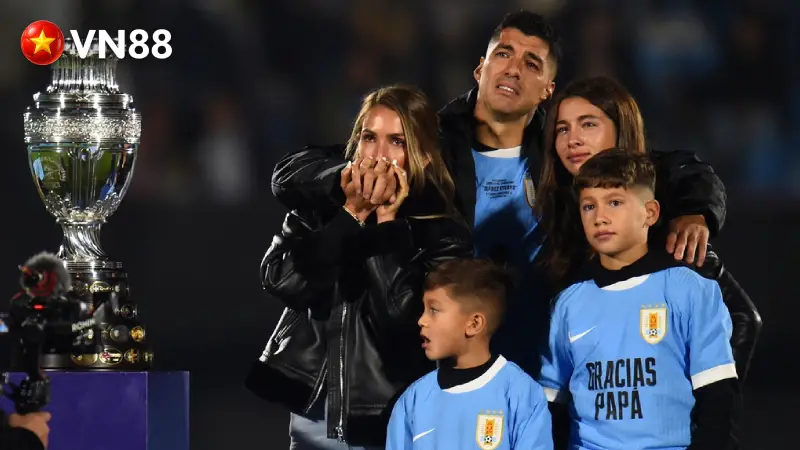 Suarez Ôm Bản Sao Cúp Copa America, Khóc Nghẹn Chia Tay Uruguay