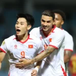 Đình Bắc (trái) lập hattrick, còn Hoàng Hên (phải) lập cú đúp giúp Việt Nam thắng đậm Timor Leste