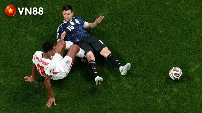 Khoảnh Khắc Bellingham Và Messi Va Chạm Nảy Lửa Ở Bán Kết World Cup