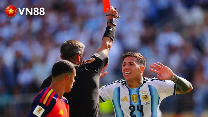 Lối đá rẻ tiền đậm chất bạo lực quê mùa của ĐT Argentina