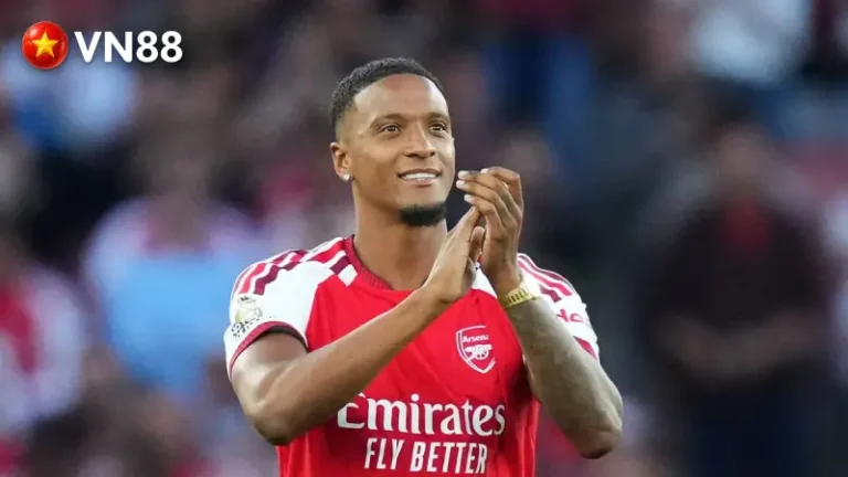 Sự xuất hiện của Konsa khiến hàng thủ Arsenal trở nên chật chội hơn