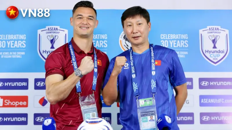 Thủ môn Lê Giang Patrik (trái) và HLV Kim Sang Sik