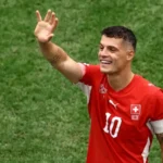 Cựu thủ quân Arsenal thừa nhận dùng giấy vaccine giả