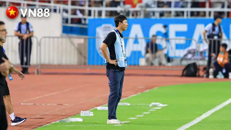 HLV Kim Sang Sik phải tính toán kỹ lực lượng dự FIFA ASEAN Cup