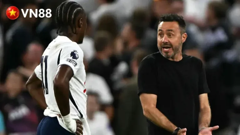 HLV Roberto De Zerbi Trao Đổi Cùng Mathys Tel Trận Tottenham Gặp Everton