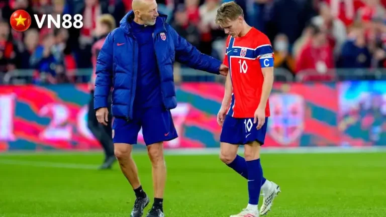Martin Odegaard tỏ ra rất khó chịu sau pha phạm lỗi của Bernardo Silva