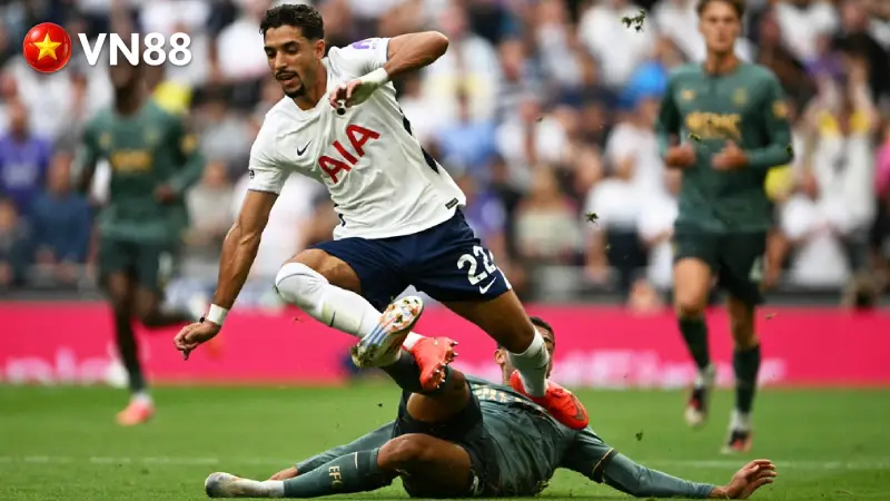 Omar Marmoush Tranh Bóng Cùng Brennan Johnson Tại Sân Tottenham Hotspur