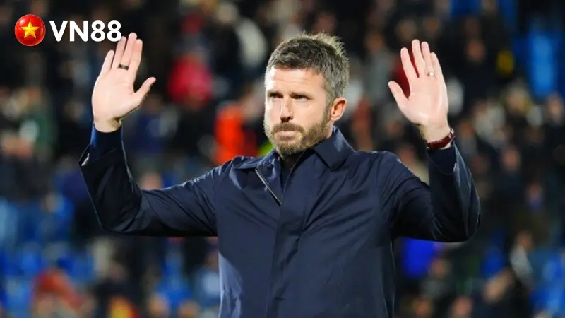 Carrick giơ tay xin lỗi người hâm mộ MU sau thất bại nặng nề tại Champions League