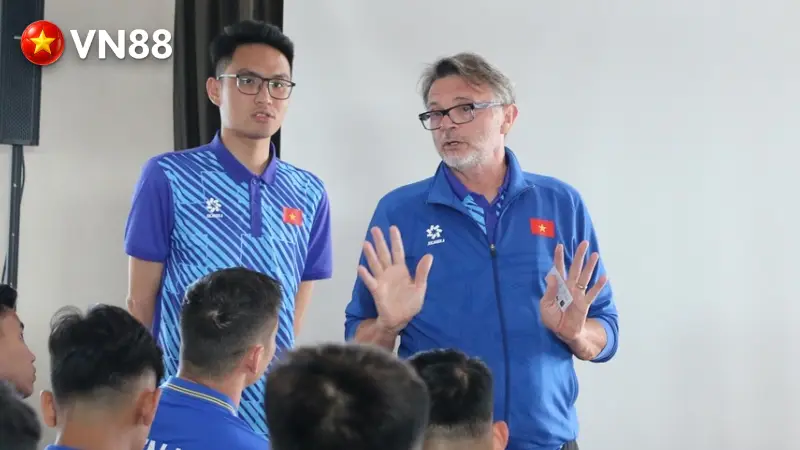 HLV Troussier theo đuổi triết lý phát triển bóng đá trẻ