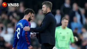 Khoảnh khắc đối thoại giữa Carrick và Bruno Fernandes sau trận đấu tại London
